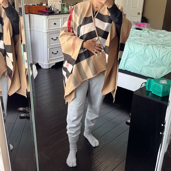 ❤️SOLD❤️Burberry poncho - Picture 6 of 8